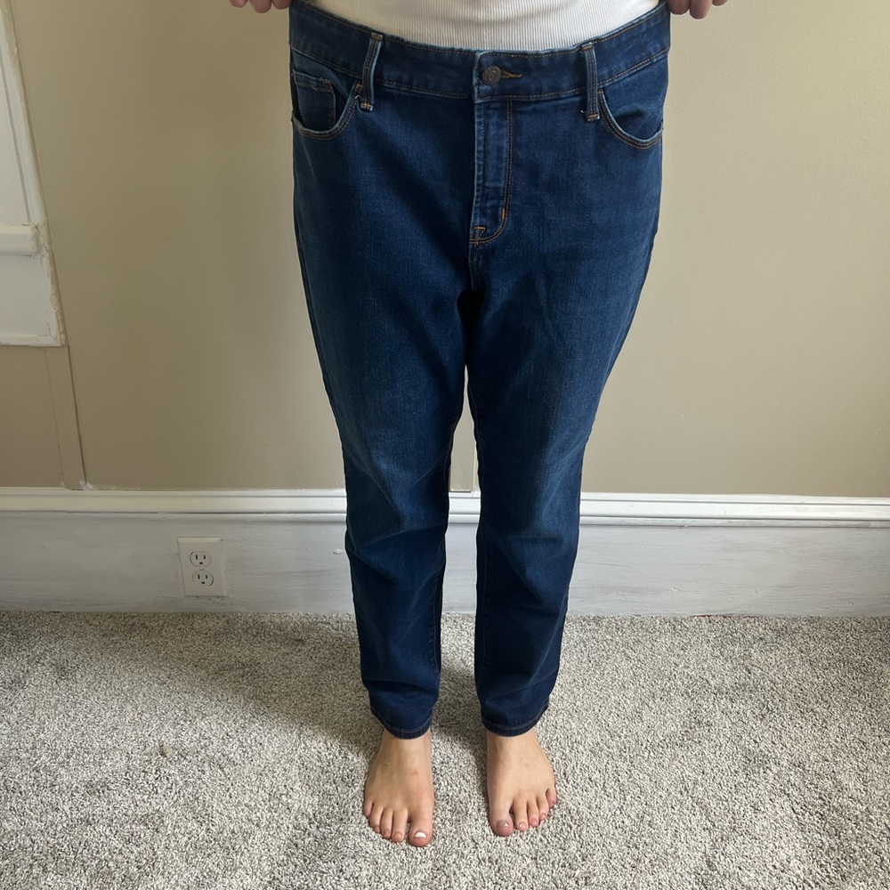 Size 12 short. Perfect condition.